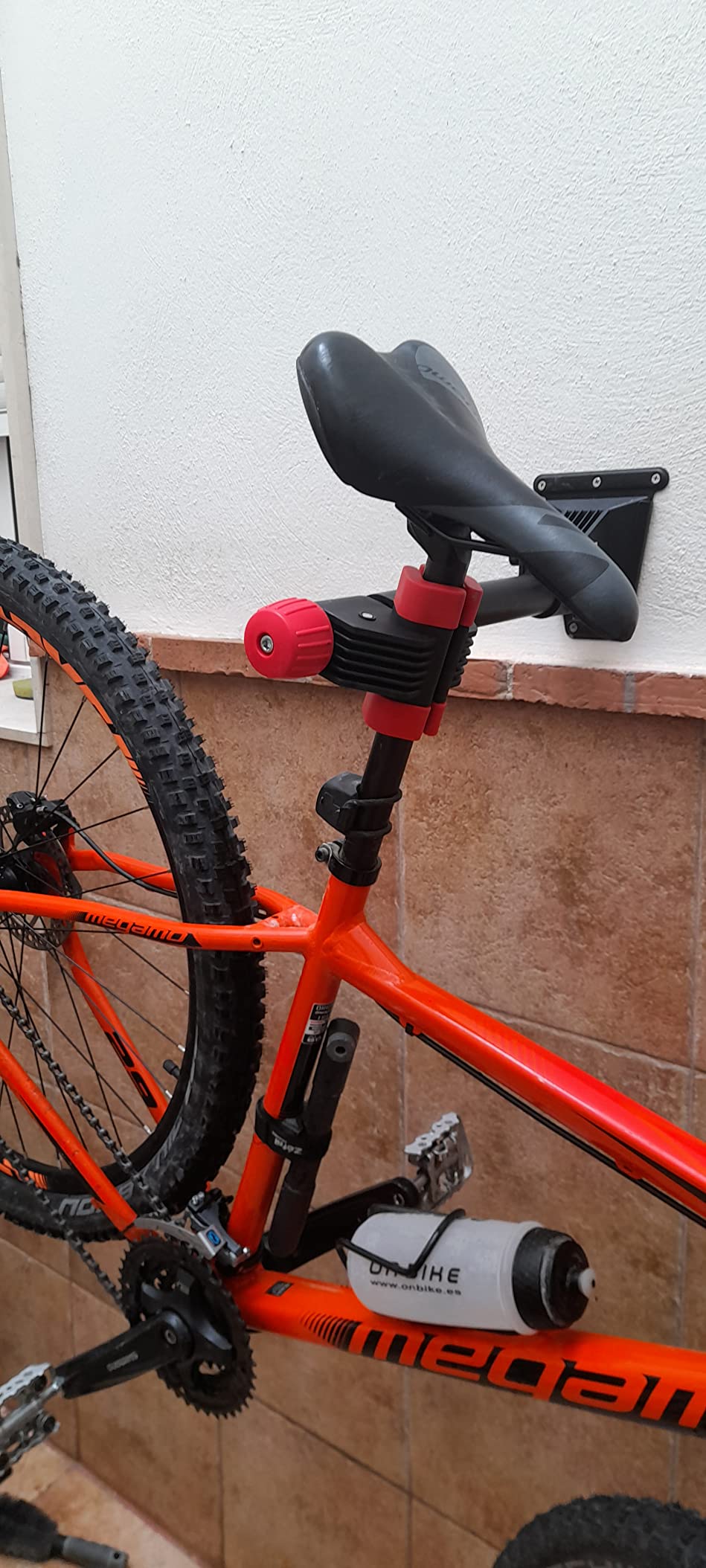 Songmics SBR08B supporto bici da parete 20 kg nero rosso