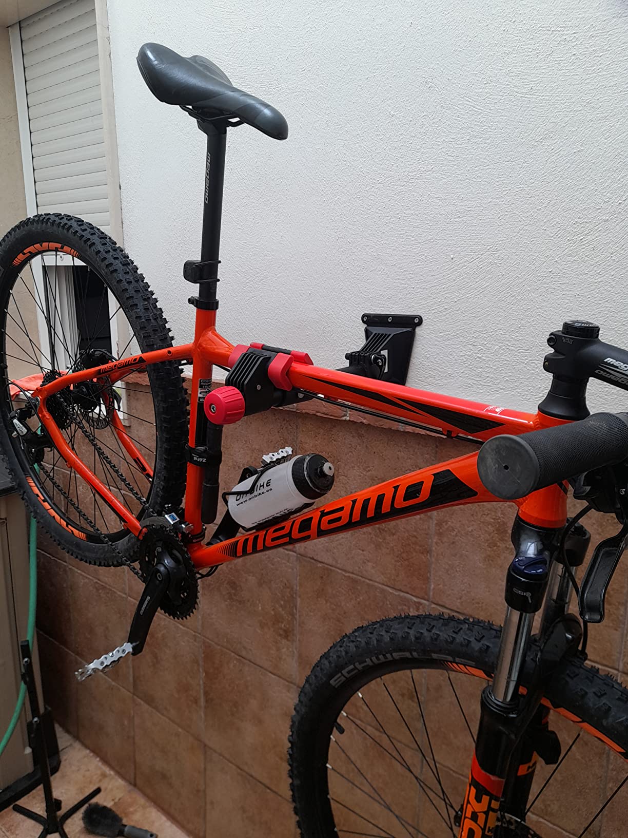 Songmics SBR08B supporto bici da parete 20 kg nero rosso
